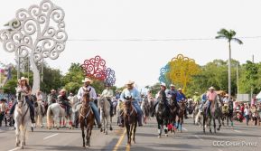 Espectacular desfile hípico por las calles de Managua