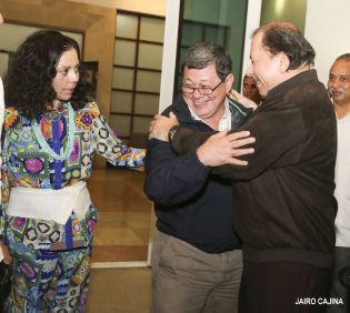 Daniel y Rosario sostienen encuentro con presidente electo de El Salvador, Salvador Sánchez Cerén