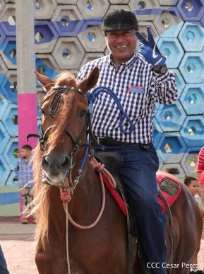 Espectacular desfile hípico por las calles de Managua