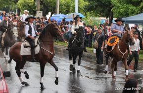 Espectacular desfile hípico por las calles de Managua