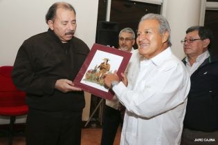 Daniel y Rosario sostienen encuentro con presidente electo de El Salvador, Salvador Sánchez Cerén
