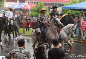 Espectacular desfile hípico por las calles de Managua