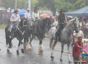 Espectacular desfile hípico por las calles de Managua