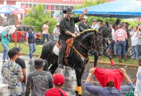 Espectacular desfile hípico por las calles de Managua