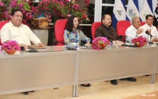 Daniel y Rosario sostienen encuentro con presidente electo de El Salvador, Salvador Sánchez Cerén