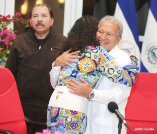Daniel y Rosario sostienen encuentro con presidente electo de El Salvador, Salvador Sánchez Cerén