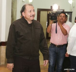 Daniel y Rosario sostienen encuentro con presidente electo de El Salvador, Salvador Sánchez Cerén