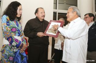 Daniel y Rosario sostienen encuentro con presidente electo de El Salvador, Salvador Sánchez Cerén
