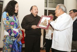 Daniel y Rosario sostienen encuentro con presidente electo de El Salvador, Salvador Sánchez Cerén