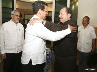 Daniel y Rosario sostienen encuentro con presidente electo de El Salvador, Salvador Sánchez Cerén