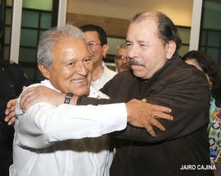 Daniel y Rosario sostienen encuentro con presidente electo de El Salvador, Salvador Sánchez Cerén
