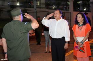 Presidente Daniel recibe Memoria Anual 2013 del Ejército de Nicaragua