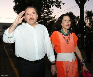 Presidente Daniel recibe Memoria Anual 2013 del Ejército de Nicaragua