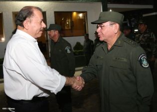 Presidente Daniel recibe Memoria Anual 2013 del Ejército de Nicaragua
