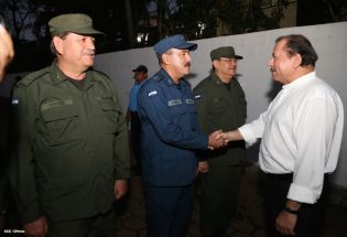Presidente Daniel recibe Memoria Anual 2013 del Ejército de Nicaragua