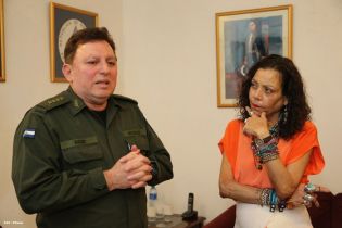 Presidente Daniel recibe Memoria Anual 2013 del Ejército de Nicaragua