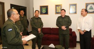 Presidente Daniel recibe Memoria Anual 2013 del Ejército de Nicaragua