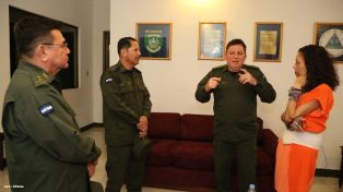 Presidente Daniel recibe Memoria Anual 2013 del Ejército de Nicaragua