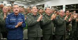 Presidente Daniel recibe Memoria Anual 2013 del Ejército de Nicaragua