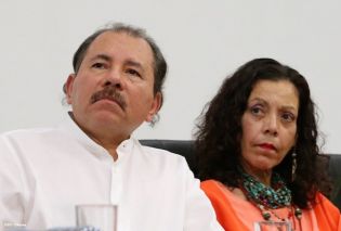 Presidente Daniel recibe Memoria Anual 2013 del Ejército de Nicaragua