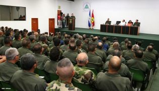 Presidente Daniel recibe Memoria Anual 2013 del Ejército de Nicaragua