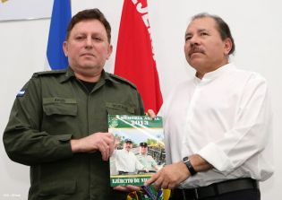 Presidente Daniel recibe Memoria Anual 2013 del Ejército de Nicaragua