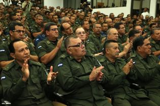 Presidente Daniel recibe Memoria Anual 2013 del Ejército de Nicaragua