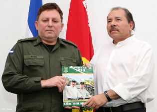Presidente Daniel recibe Memoria Anual 2013 del Ejército de Nicaragua