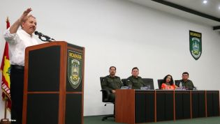 Presidente Daniel recibe Memoria Anual 2013 del Ejército de Nicaragua