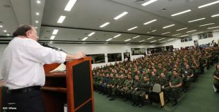 Presidente Daniel recibe Memoria Anual 2013 del Ejército de Nicaragua