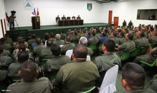 Presidente Daniel recibe Memoria Anual 2013 del Ejército de Nicaragua