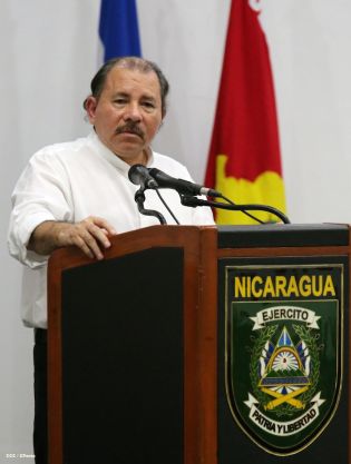 Presidente Daniel recibe Memoria Anual 2013 del Ejército de Nicaragua