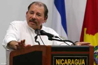 Presidente Daniel recibe Memoria Anual 2013 del Ejército de Nicaragua