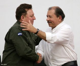 Presidente Daniel recibe Memoria Anual 2013 del Ejército de Nicaragua