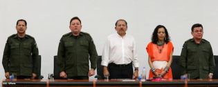 Presidente Daniel recibe Memoria Anual 2013 del Ejército de Nicaragua