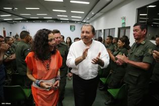 Presidente Daniel recibe Memoria Anual 2013 del Ejército de Nicaragua