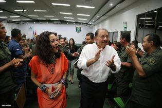 Presidente Daniel recibe Memoria Anual 2013 del Ejército de Nicaragua