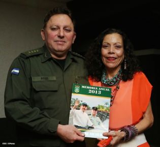 Presidente Daniel recibe Memoria Anual 2013 del Ejército de Nicaragua