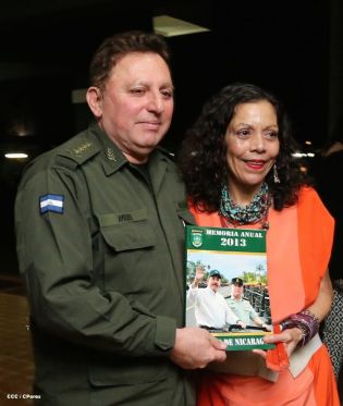 Presidente Daniel recibe Memoria Anual 2013 del Ejército de Nicaragua