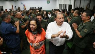 Presidente Daniel recibe Memoria Anual 2013 del Ejército de Nicaragua
