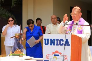 Cardenal Miguel celebra Viacrucis en la UNICA