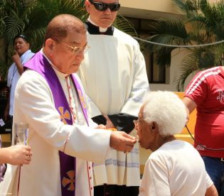 Cardenal Miguel celebra Viacrucis en la UNICA