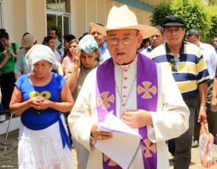 Cardenal Miguel celebra Viacrucis en la UNICA