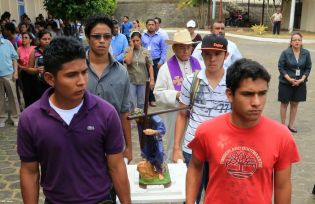 Cardenal Miguel celebra Viacrucis en la UNICA