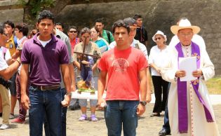 Cardenal Miguel celebra Viacrucis en la UNICA