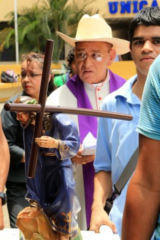 Cardenal Miguel celebra Viacrucis en la UNICA