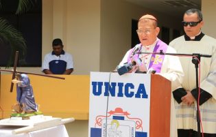 Cardenal Miguel celebra Viacrucis en la UNICA