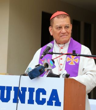 Cardenal Miguel celebra Viacrucis en la UNICA