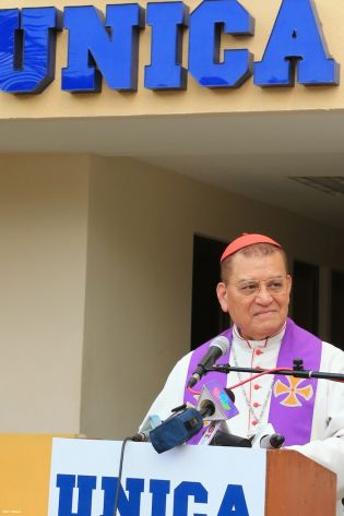 Cardenal Miguel celebra Viacrucis en la UNICA