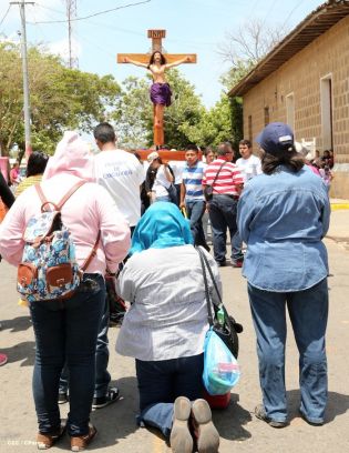 Cardenal Brenes participa en Viacrucis en Carazo